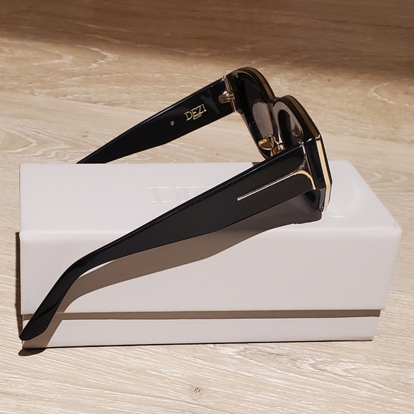 Dezi Charge It Sunglasses - Picture 6 of 6